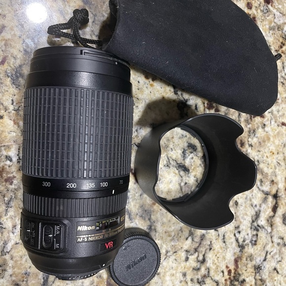 Nikon D5000 18-55VR Kit camera w/18-55mm zoom lens, 100-300mm zoom lens & bag - Picture 15 of 16